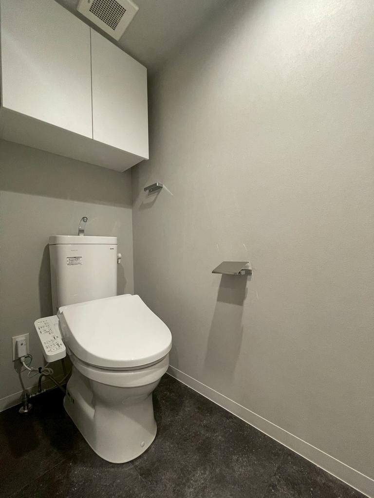 トイレ　落ち着いた色調のトイレです