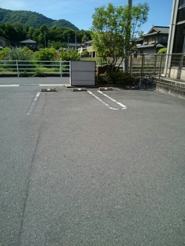 駐車場　駐車場に車を止められます