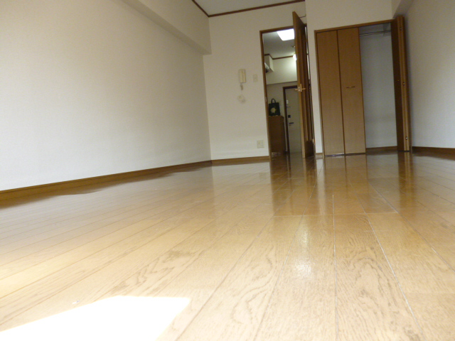 居室・リビング　居室11帖　明るい室内