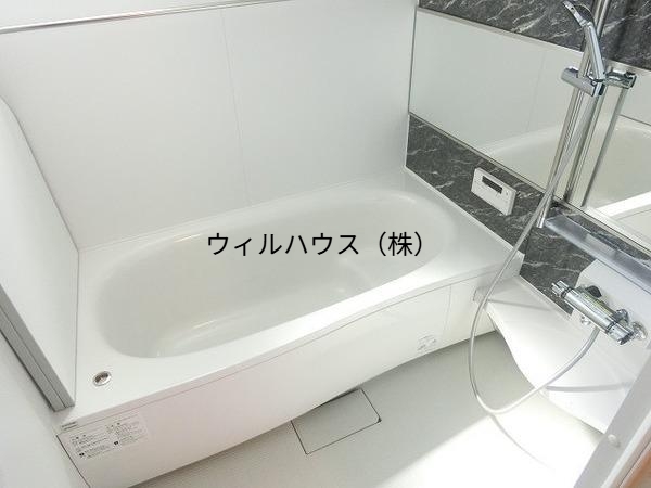 バス・シャワールーム　浴室乾燥機、追焚機能付の広々バスルーム！