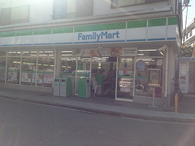コンビニ　ファミリーマート杉田三丁目店（コンビニ）まで581m