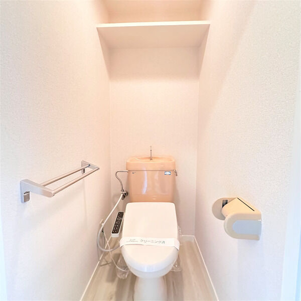 トイレ　※写真は同じマンションの違う部屋のものになります。反転タイプ