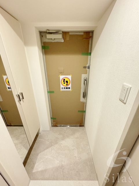 玄関　同建物内モデルルーム