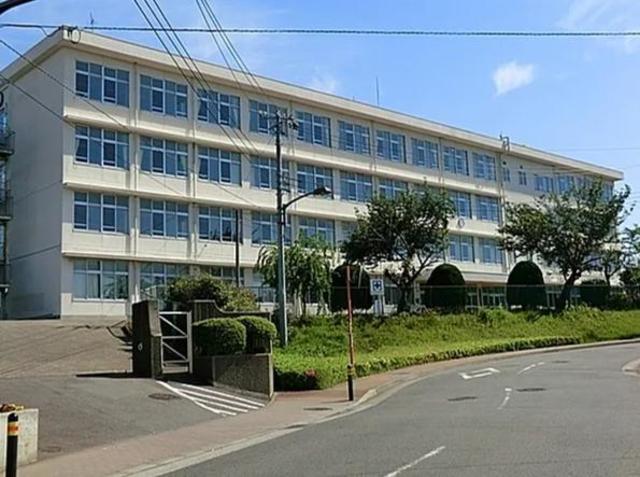小学校　綾瀬市立綾西小学校（小学校）まで819m