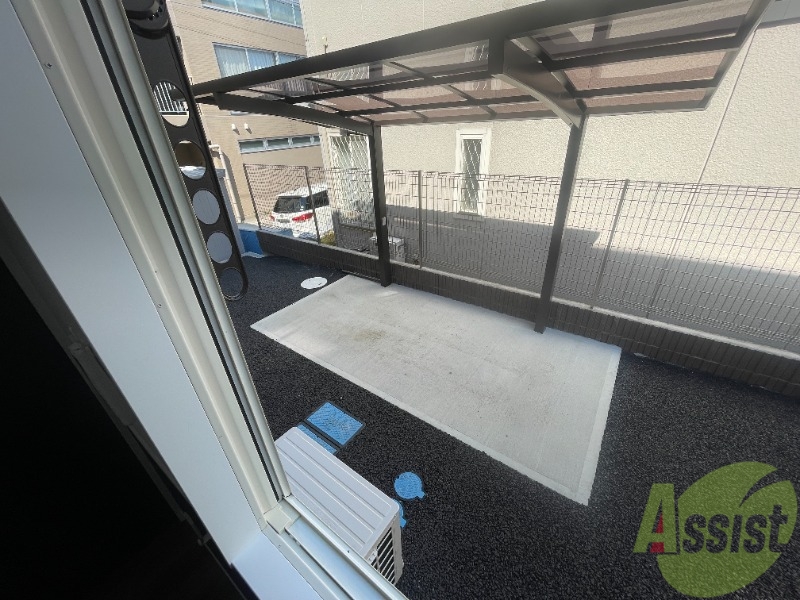 バルコニー　窓を開けるとよく日が当たり気持ちの良い空間です。