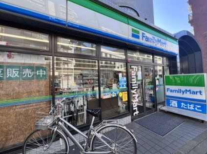 コンビニ　ファミリーマート用賀二丁目店（コンビニ）まで140m