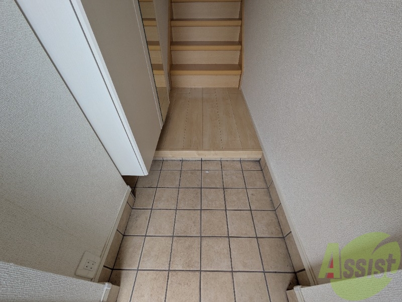 玄関　玄関には姿見があるのでお出かけ前に身だしなみの確認が出来ます