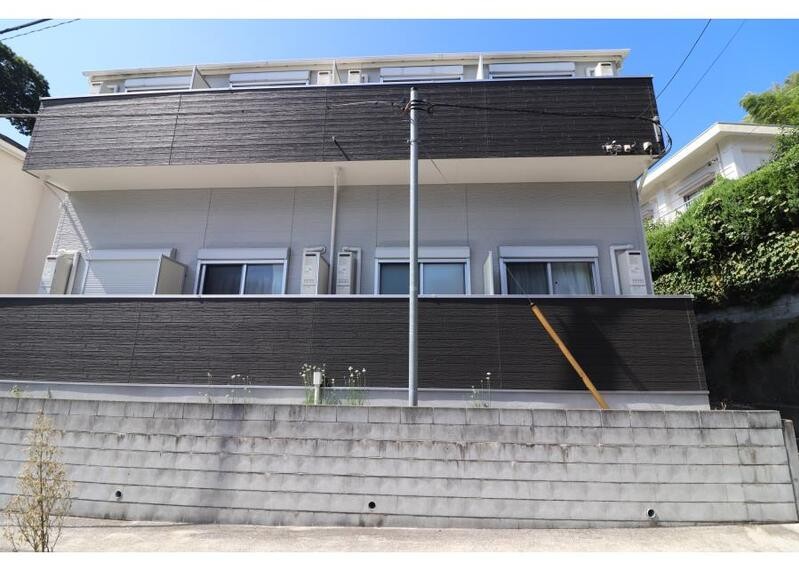 建物外観　当店おすすめ物件♪※道路面より1段高く作られているので視線が