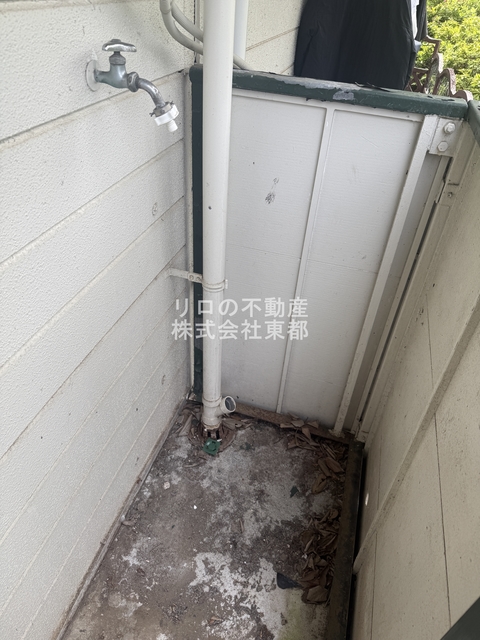その他　洗濯機置場がバルコニーにありますが、屋根付なので安心です♪