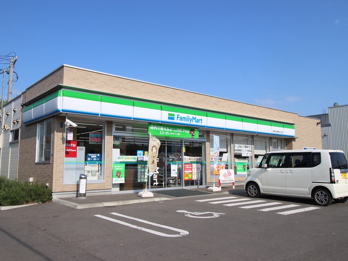コンビニ　ファミリーマート（コンビニ）まで641m