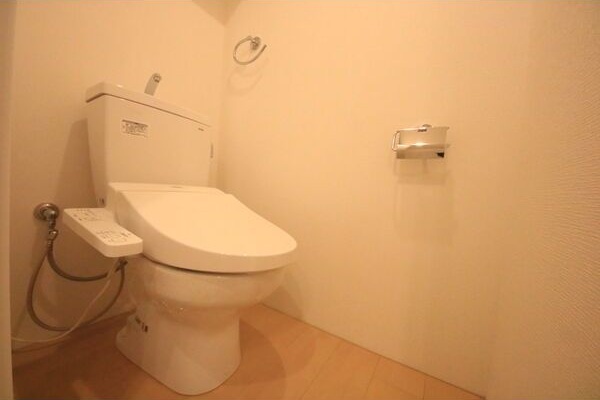 トイレ　※写真は同じマンションの違う部屋のものになります。