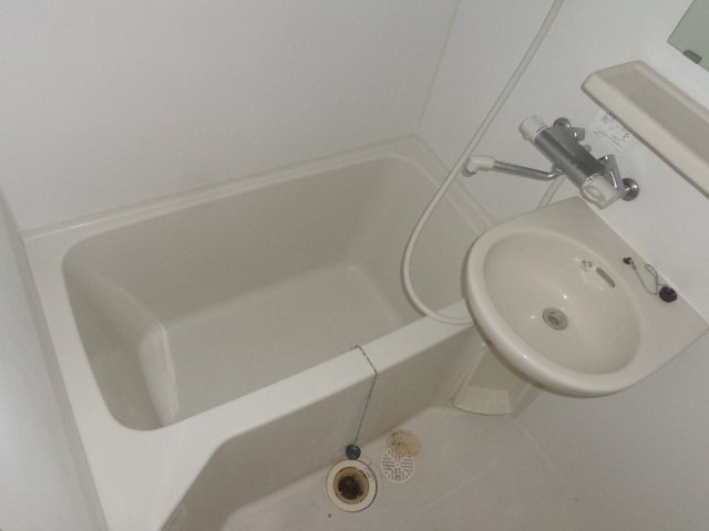 バス・シャワールーム　※反転タイプのお部屋の写真を使用しています。