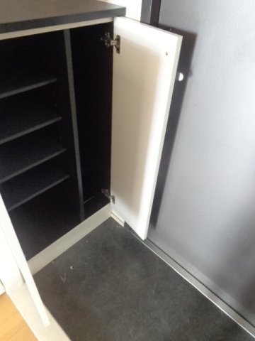 玄関　※反転タイプのお部屋の写真を使用しています。