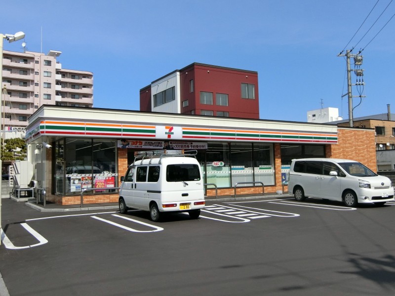 コンビニ　セブンイレブン函館湯の川温泉店（コンビニ）まで409m