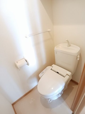トイレ　落ち着いた色調のトイレです