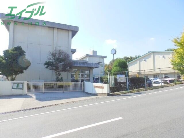 中学校　四日市市立羽津中学校（中学校）まで621m