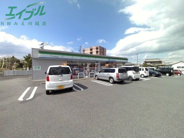 コンビニ　ファミリーマート四日市別名店（コンビニ）まで734m