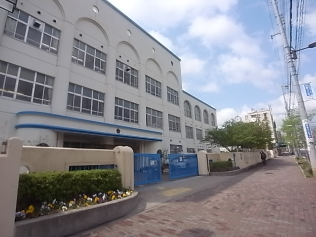 小学校　神戸市立本山第二小学校（小学校）まで218m