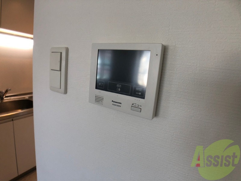 その他　ＴＶモニター付インターホンです。来客者の顔が見えるので安心！