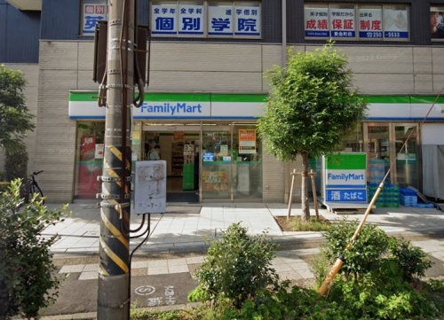 コンビニ　ファミリーマート（コンビニ）まで133m
