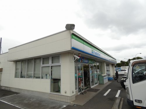 コンビニ　ファミリーマート 大和上草柳店（コンビニ）まで555m