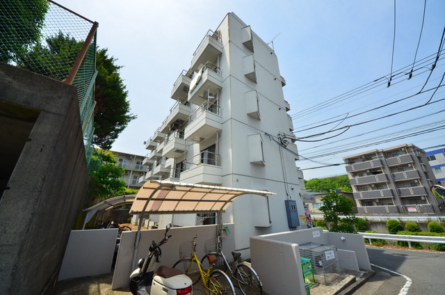 建物外観　～程よい緑に囲まれた、居心地の良い物件です～