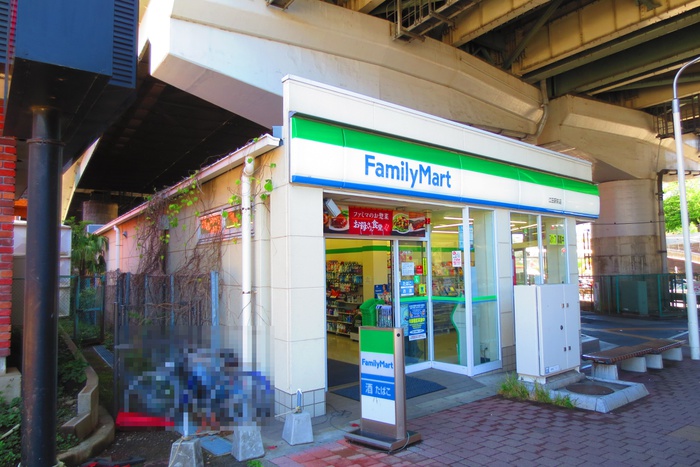 コンビニ　ファミリーマート江田駅前店（コンビニ）まで113m