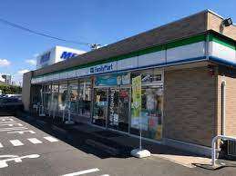 コンビニ　ファミリーマート一宮三味北店（コンビニ）まで561m