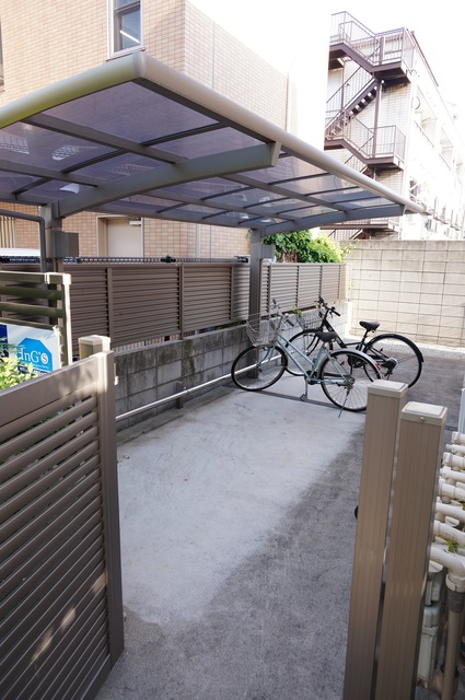 その他共有部分　雨の日でも安心して止められる屋根付の駐輪場です☆
