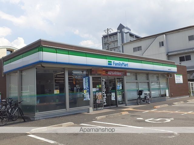 コンビニ　ファミリーマート様（コンビニ）まで250m