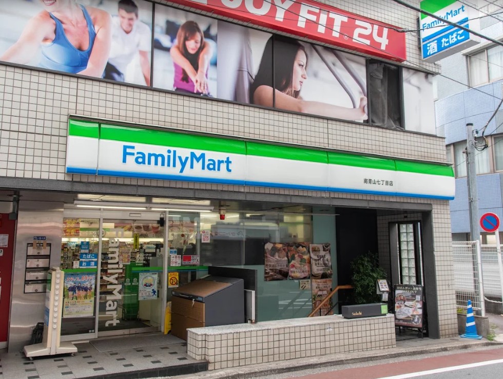 コンビニ　ファミリーマート南青山七丁目店（コンビニ）まで130m