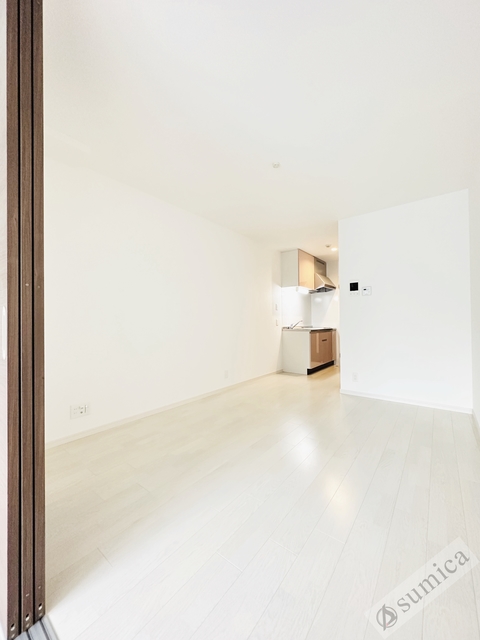居室・リビング　内装は白を基調として建具とキッチンがグッと映えてます＾＾