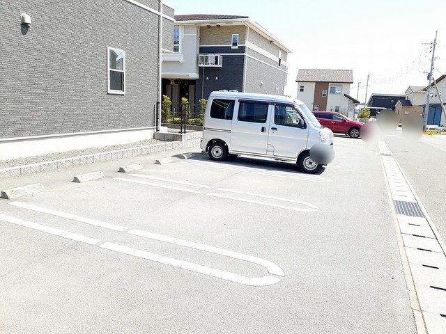 駐車場　駐車場があるので、車を買う予定の方も安心です