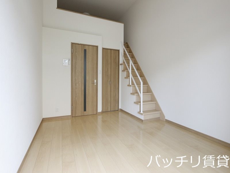 居室・リビング　別号室の画像になります。現況を優先します。