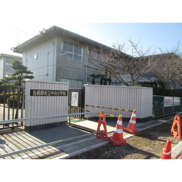 小学校　中央小学校（各務原）（小学校）まで990m