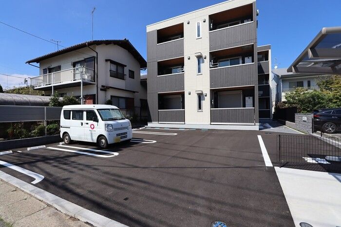 駐車場　駐車場に車を止められます