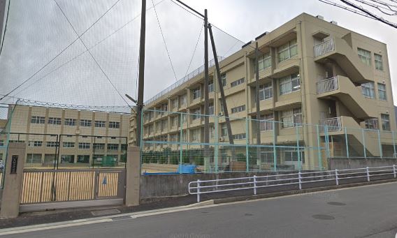 中学校　神戸市立 烏帽子中学校（中学校）まで1067m