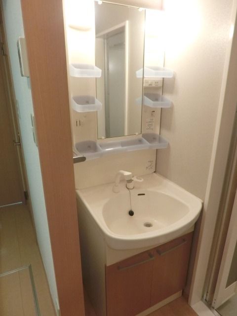 洗面設備　洗髪も出来る便利な洗面台です