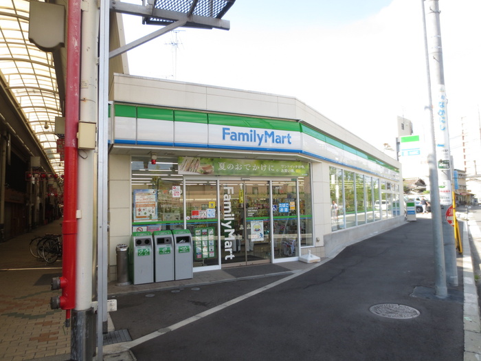 コンビニ　ファミリーマート（コンビニ）まで30m