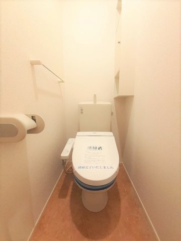 トイレ　落ち着いた色調のトイレです