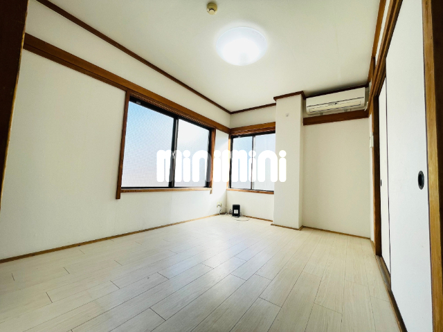 その他部屋・スペース　２面採光の明るい洋室です