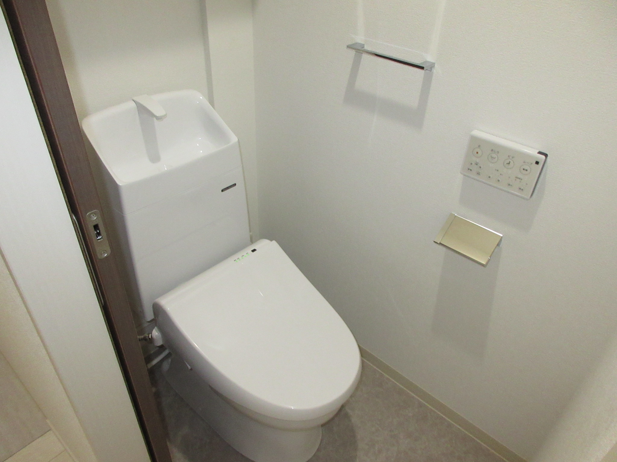 ＪＲ関西本線 平野駅 徒歩9分 3階建 築1年のトイレ写真