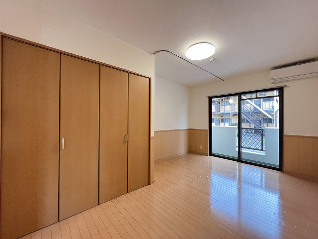 第8シャンテ西川の居間写真