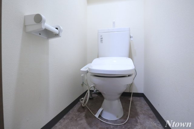 トイレ　落ち着いた色調のトイレです