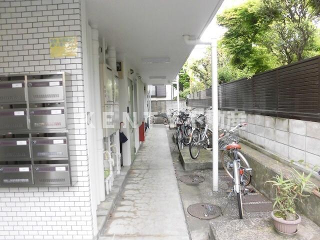 エントランス　落ち着いたエントランスです