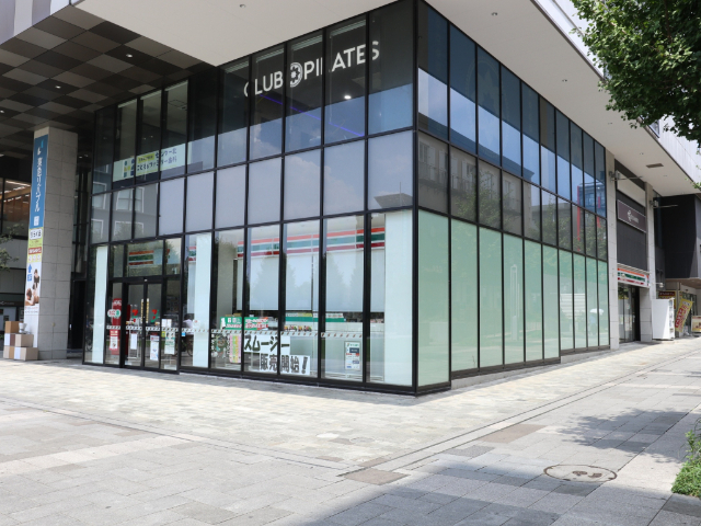 コンビニ　セブンイレブンプレミアヨコハマ店（コンビニ）まで223m