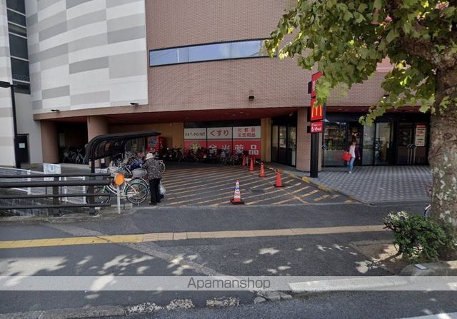 ドラックストア　金光薬品岡北店（ドラッグストア）まで384m