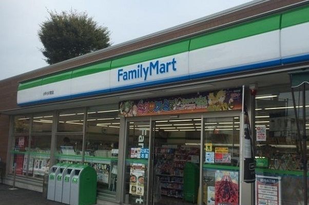 コンビニ　ファミリーマート（コンビニ）まで550m