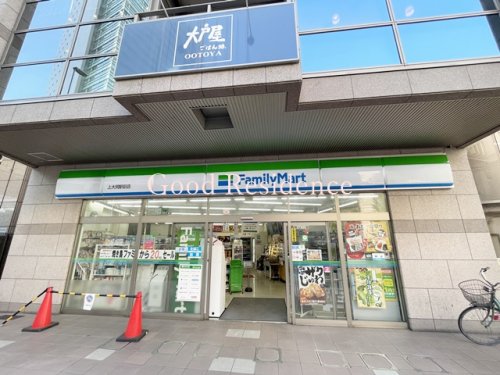 コンビニ　ファミリーマート 上大岡駅前店（コンビニ）まで386m