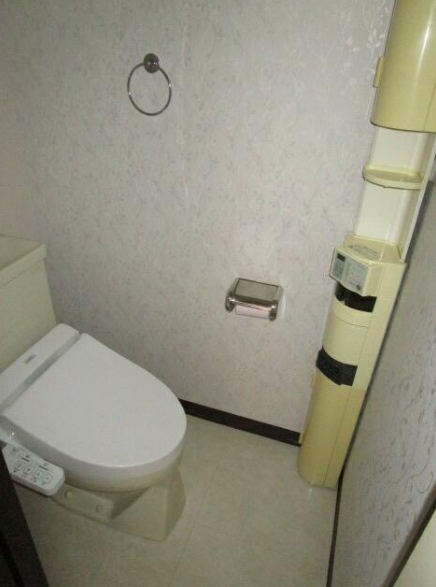 京急大師線 鈴木町駅 徒歩13分 3階建 築35年のトイレ写真